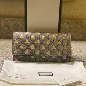 Gucci GG supreme gold foil bee flap wallet